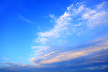 Obłoki i chmury na błękitnym niebie w czasie zachodu słońca.