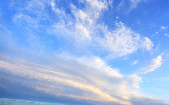 Obłoki i chmury na błękitnym niebie w czasie zachodu słońca.
