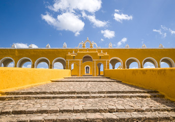 Monastery of Izamal, the Yellow colonial city of Yucatan, Mexico - obrazy, fototapety, plakaty