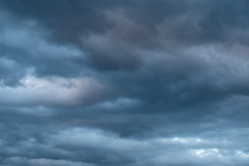 Obraz premium Ominous cloudy sky on a cold winter morning before a thunderstorm