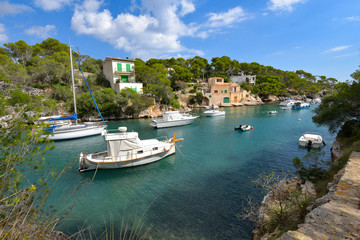 Fototapeta na wymiar Boote in der Bucht von Cala Figuera / Insel Mallorca