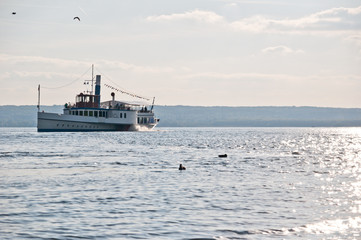 Ausflugsdampfer auf dem Ammersee, Bayern, Deutschland