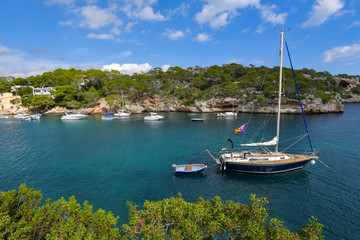 Bucht Cala Figuera mit Booten auf der Insel Mallorca