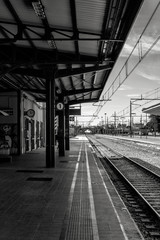 Obraz na płótnie Canvas El anden de una estación de trenes desierta