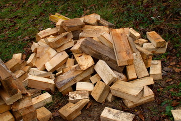 Bauholz wurde in kleine Stücke gesägt