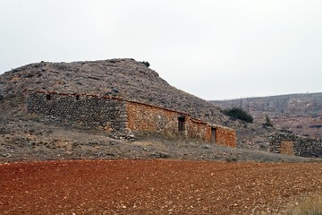 Ruinas de una antigua casa de campo en Montejo de la Vega de la Serrezuela, Segovia, España.