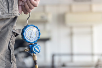 Manifold Gauge for measuring the refrigerant pressure of air conditioners
