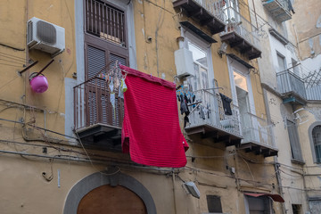 Fototapeta na wymiar Laundry dries on the balconies.