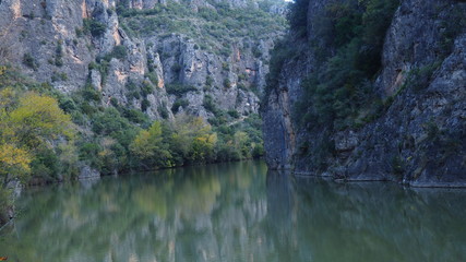 Fototapeta na wymiar estrecho del rio Segre entre montañas, Camarasa, Lérida, España