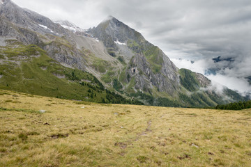 Fototapeta na wymiar Berge im Nebel - Zillertal Tirol
