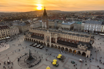 Rynek Główny w Krakowie podczas zachodu słońca, Sukiennice i Ratusz w tle, Polska