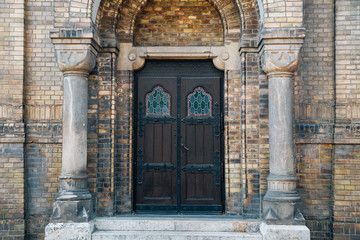 Fototapeta na wymiar Antique door at Novi Sad Synagogue in Serbia
