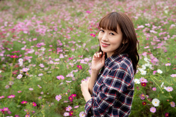 Fototapeta premium コスモス畑の女性