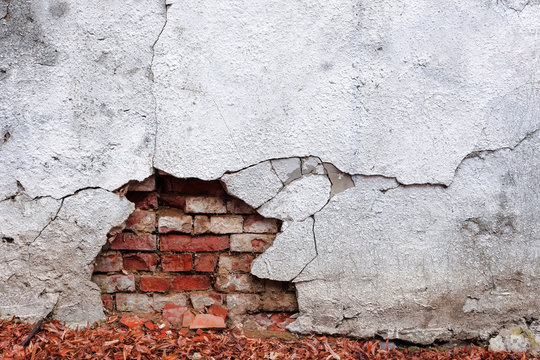 old white wall with cracks
