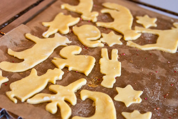 Ausgestochene, ungebackene Butterplätzchen für Weihnachten