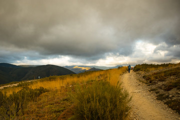 Wanderer auf dem Camino de Santiago de compostela , Pilger auf dem Jakobsweg 