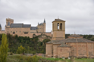 Fototapeta na wymiar Eglise de la Vera Cruz et l'Alcazar de Ségovie, Espagne