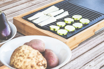 Tischgrill im Garten: Vegetarische Küche, lecker und gesund zubereitet. Kartoffeln und Auberginen.