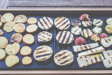 Tischgrill im Garten: Vegetarische Küche, lecker und gesund zubereitet. Kartoffeln und Auberginen.