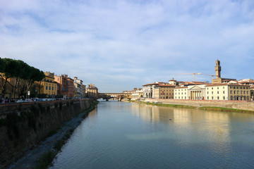 Fototapeta na wymiar amazing view of ponte vecchio and Florence medieval city center with river Arno