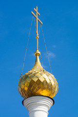 Fototapeta na wymiar the domes of the Znamenskaya Church in Yaroslavl