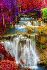 Schöner Wasserfall im tiefen Wald