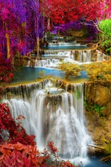 Tuinposter Watervallen Prachtige waterval in diep bos