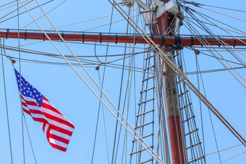 Obraz premium United States Flag on a Tall Ship in Fernandina Beach, Florida