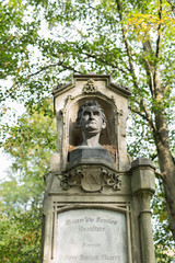Fototapeta premium Historische Gräber am alten Südfriedhof in München