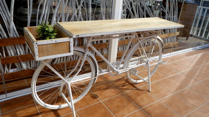Ein Fahrrad wird zum Tisch, coole Idee