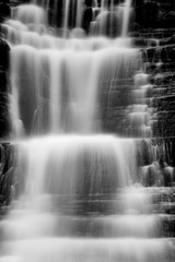 Panele Szklane  Alpejski wodospad, fotografia czarno-biała
