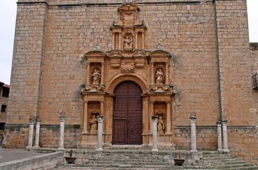 Fototapeta na wymiar Puerta de la Iglesia Colegiata de Santa Ana