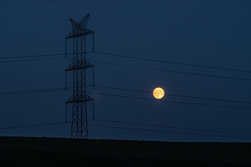 linia energetyczna w nocy z księżycem w pełni