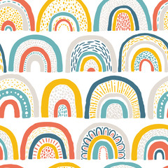 Nahtloses Regenbogenmuster. Kindischer bunter handgezeichneter Hintergrund. Trendige Illustration im skandinavischen Stil. Ideal zum Bedrucken von Stoffen, Textilien, Geschenkpapier