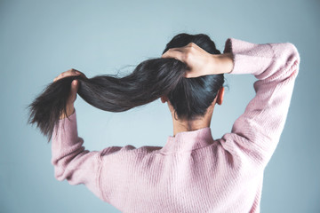 woman tie hair
