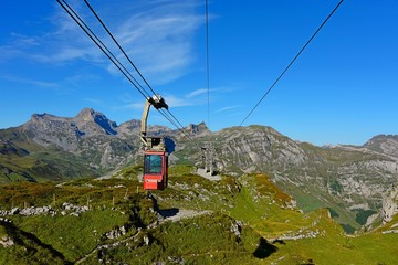 Obraz premium small red cable car in swiss alp