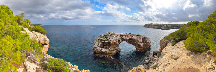 Obraz premium Panorama Felsentor Es Pontas bei Cala Santanyi / Mallorca
