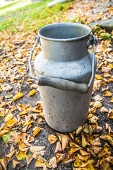 Naklejka premium Old milk churn in a yard