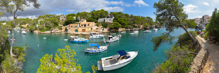 Fototapeta na wymiar Mallorca Panorama - Bucht mit Booten in Cala Figuera