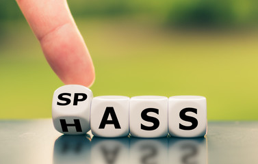Spass statt Hass. Hand dreht einen W&uuml;rfel und &auml;ndert das Wort "Hass" in "Spass".
