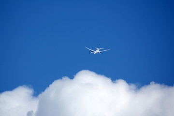 Fototapeta na wymiar Flugzeug und Wolke