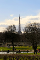 Obraz premium A relaxing day for many at a garden in Paris, France