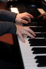 Obraz premium Hände einer Pianistin