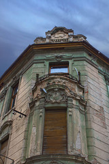 Fototapeta na wymiar Alte Gebäude in Timisoara Rumänien von Natur zerstört