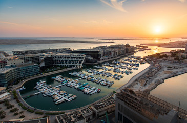Coucher de soleil sur la marina d& 39 Al Marasy avec yachts de luxe à Abu Dhabi, région d& 39 Al Bateen