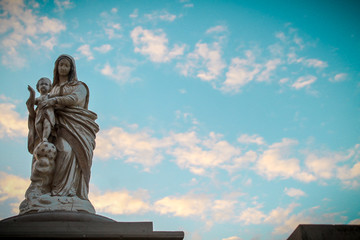 Fototapeta premium statue of virgin mary with jesus