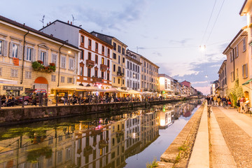 Coucher de soleil sur la rivière Navigli de Milan