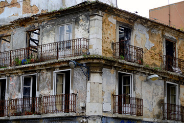 Fototapeta na wymiar facade of old house in portugal