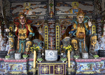 Obraz premium Beautiful statues in Linh Phuoc pagoda. Phuoc Pagoda in Da Lat, Vietnam. Dalat's famous landmark, buddhist porcelain glass temple.