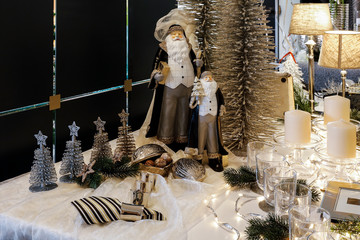 Weihnachtsdekoration mit Weihnachtsmann und festlicher Stimmung